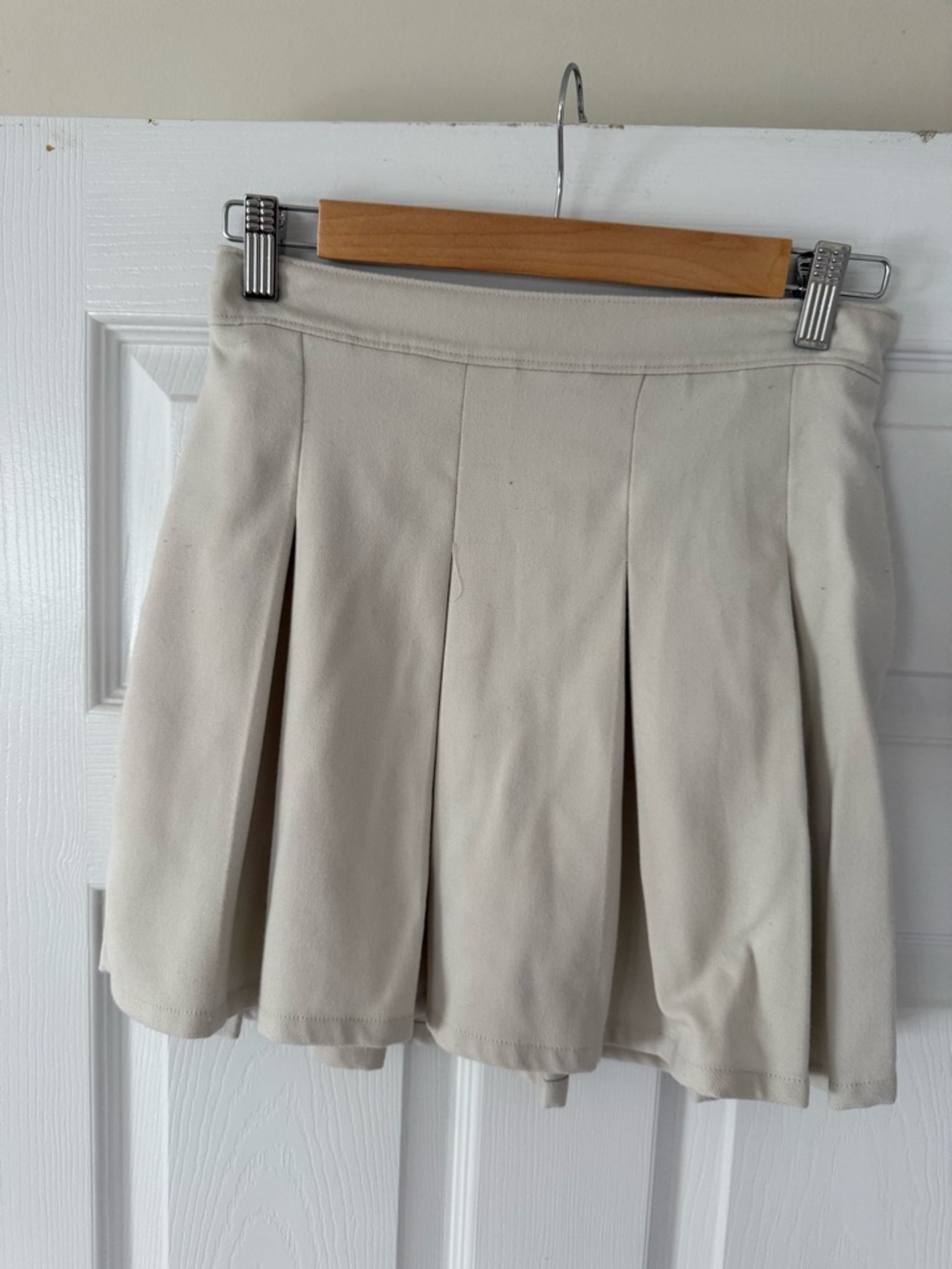 Hollister Cream Pleated Mini Skort